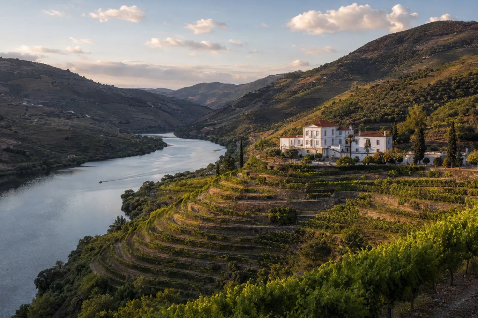 Pinhao river bend with a white vineyard quinta